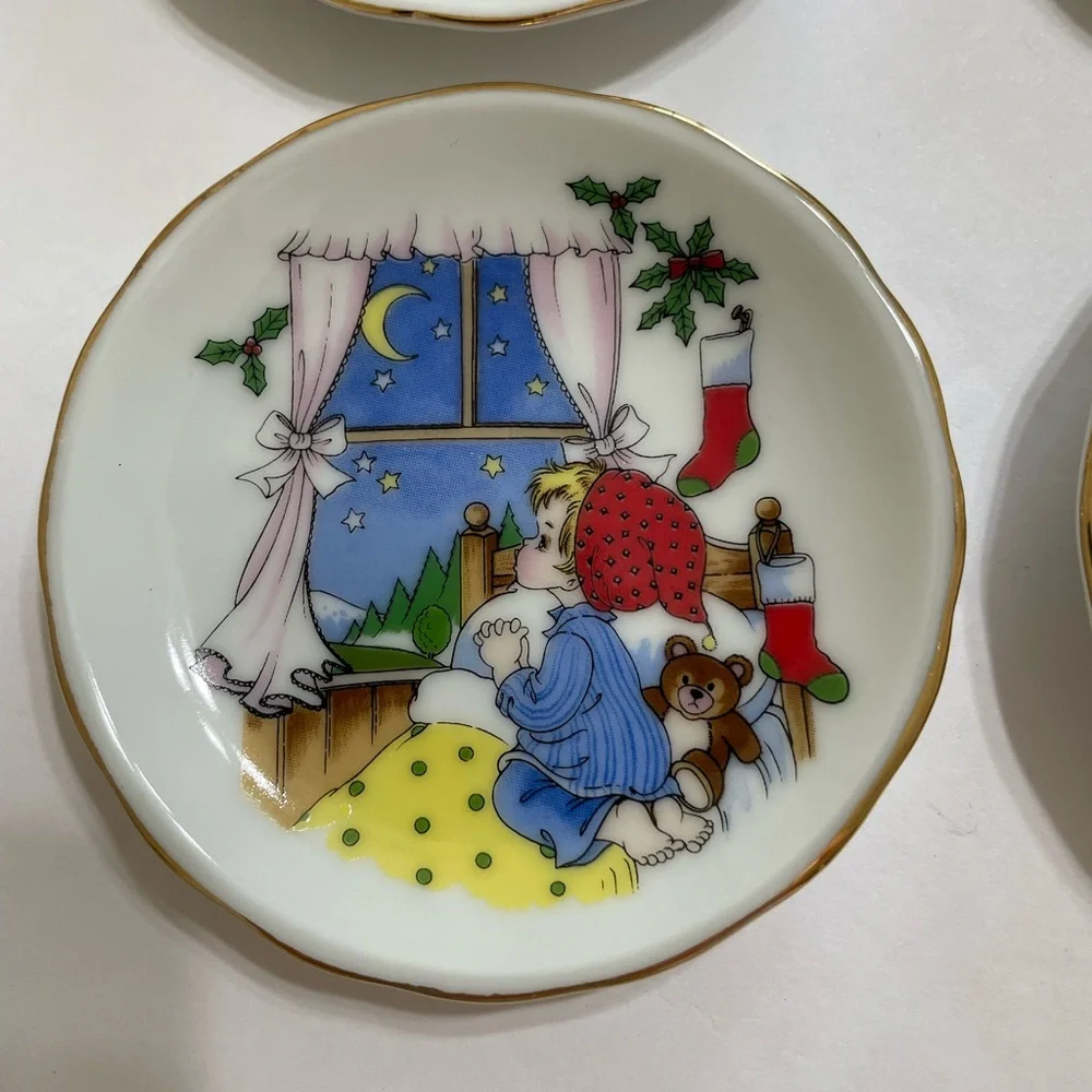 Set/4 Tiny Porcelain Japan Holiday Plates Children In Old Fashion Scenes